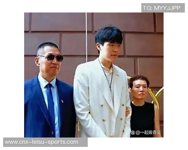 杨瀚森父母携手启程赴美全力支持儿子参加NBA选秀大会 杨瀚森父母携手启程赴美全力支持儿子参加NBA选秀大会